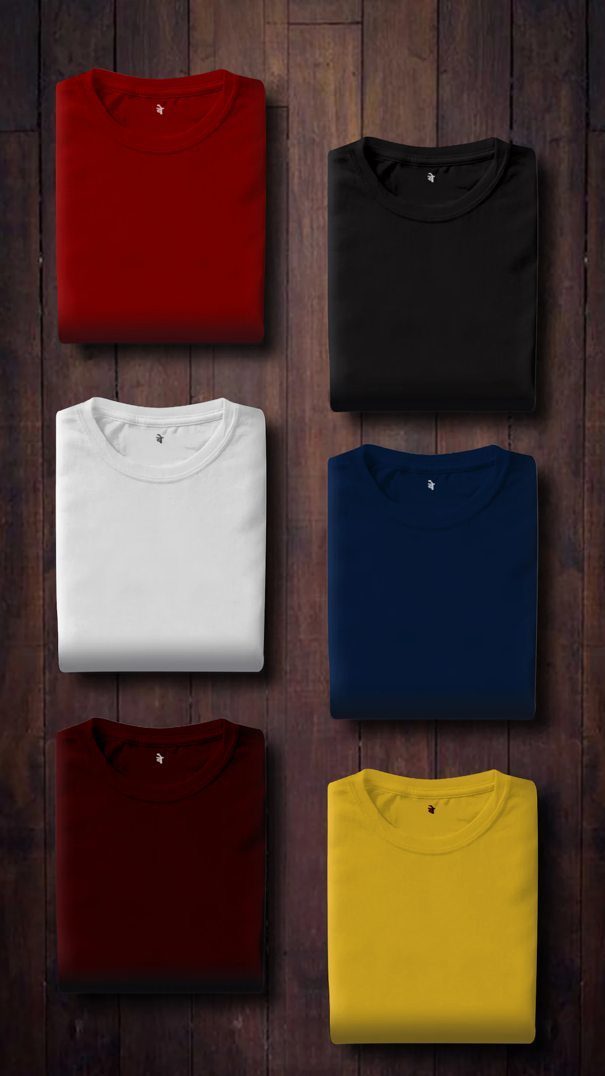 Camisetas de colores dobladas sobre madera