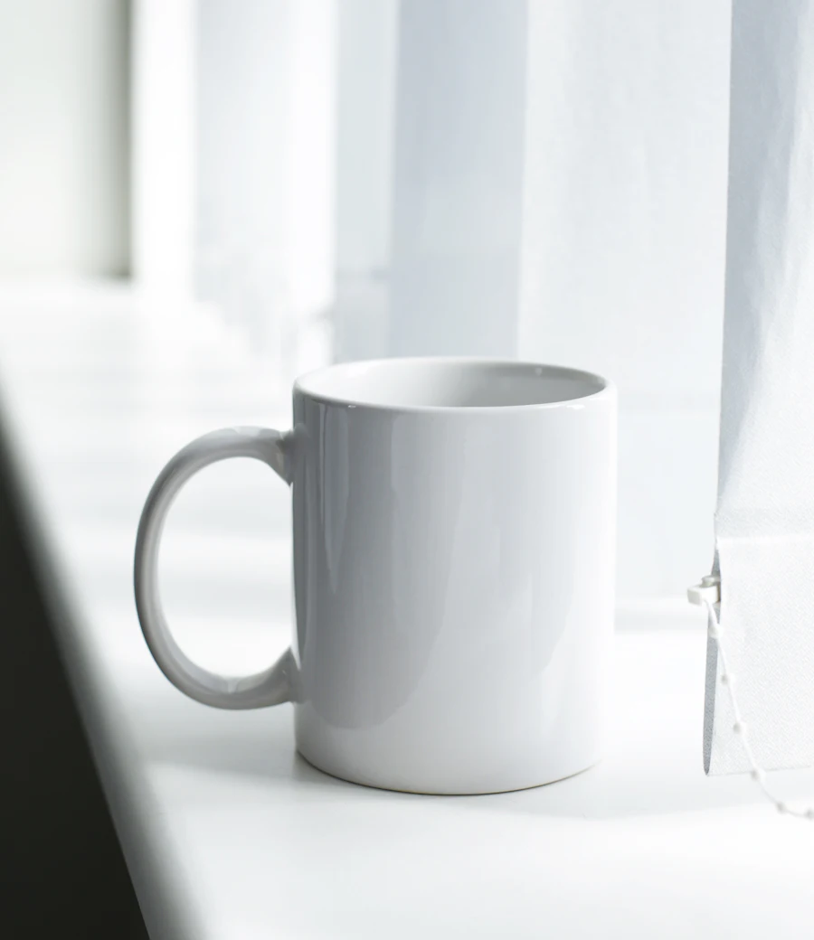 Taza blanca lista para personalizar con logo